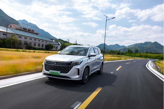 10万起就能买中型的SUV，电混动力，提供57座，可看蓝电E5！